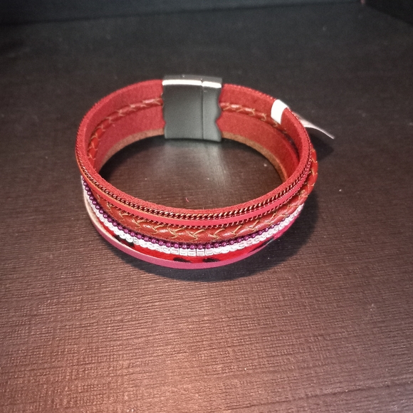 Cranberry leather cuff bracelet - Picture 1 of 11